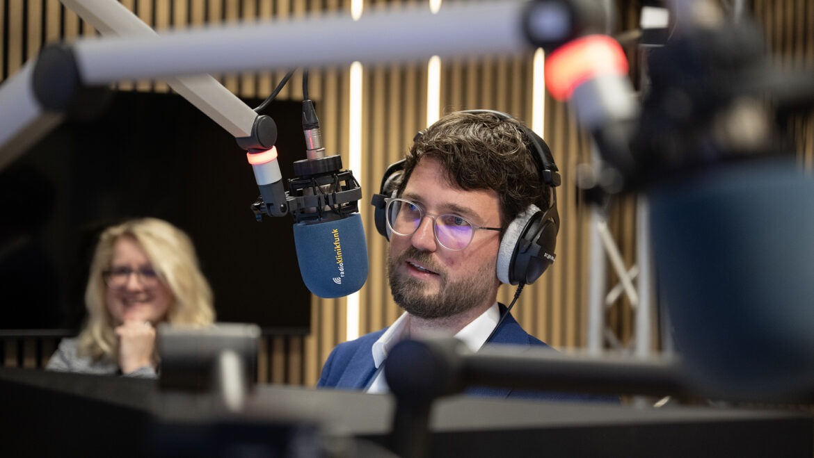 Peter klein am mikrofon studioeröffnung 2025 klinikfunk