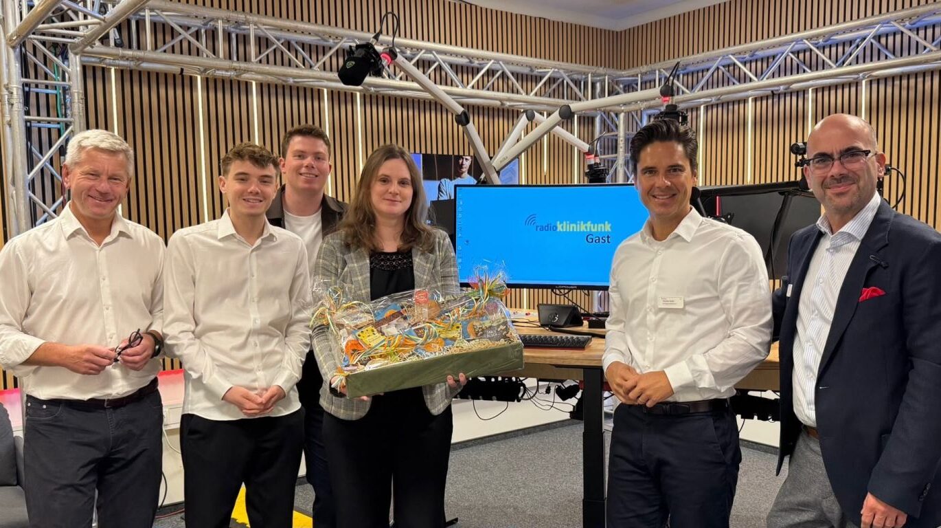 Die Klinikleitung der Helios HSK hat Radio Klinikfunk zum Geburtstag besucht. 